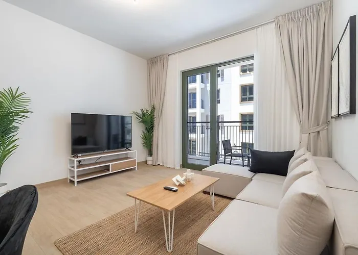 Bright 1-Bedroom Oasis At La Rive Building 2 Near La Mer Beach